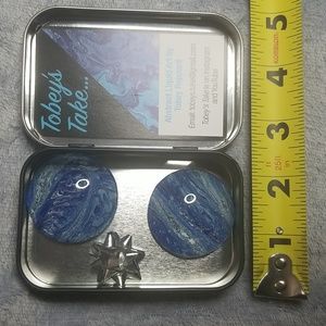 Original paint pouring magnets in gift tin.